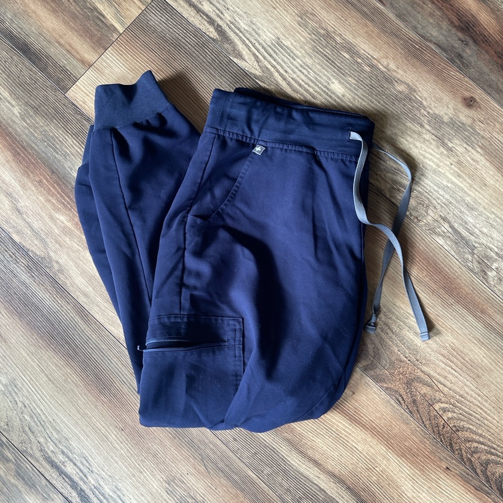 SOLD Women’s figs navy blue scrub joggers